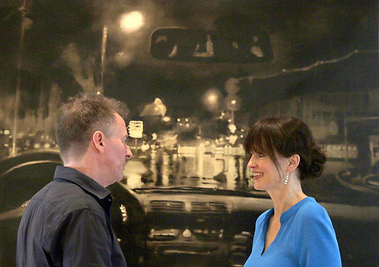  Der Künstler Florian Süssmayr und die Kuratorin Dr. Sonja Lechner vor dem Ölgemälde "Final Taxi" Copyright Sopo Bolze